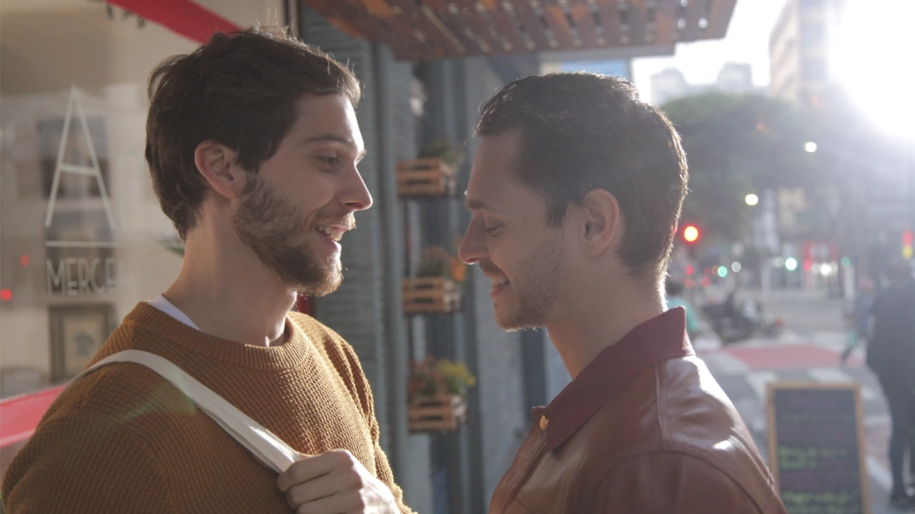Daniel Ribeiro retorna ao cinema com 13 Sentimentos após 10 anos de sucesso com Hoje Eu Quero Voltar Sozinho.