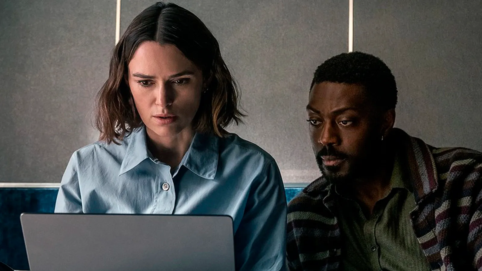 A Mulher da Cabine 10 é um suspense psicológico intenso com Keira Knightley, combinando luxo, paranoia e mistério em um iate isolado no alto mar.