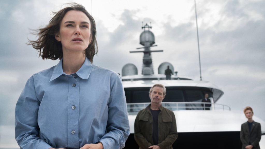 A Mulher da Cabine 10 é um suspense psicológico intenso com Keira Knightley, combinando luxo, paranoia e mistério em um iate isolado no alto mar.
