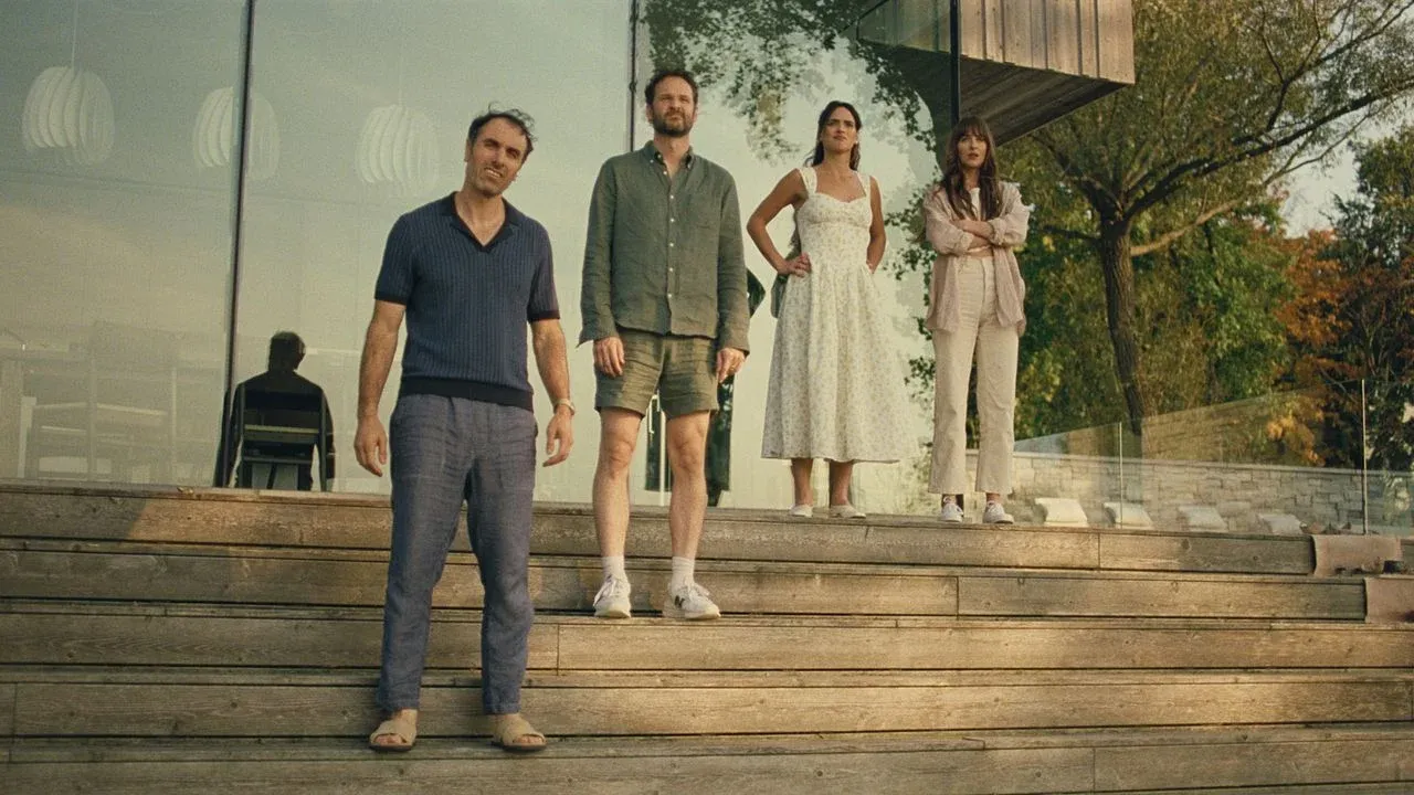 Dakota Johnson e Adria Arjona estrelam Amores à Parte, comédia ácida sobre relacionamentos modernos. Estreia nos cinemas em agosto.
