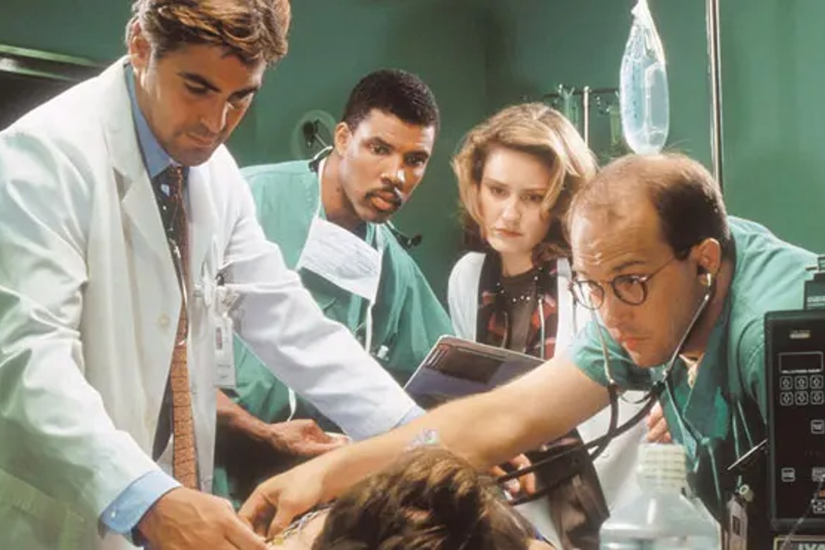 ER: Plantão Médico revolucionou os dramas médicos e a TV, com realismo, ritmo acelerado e personagens marcantes. Um clássico obrigatório até hoje.