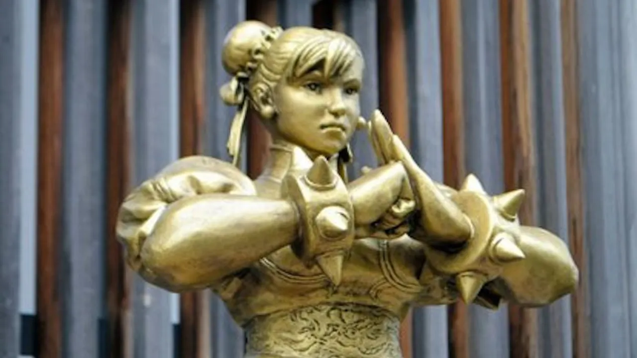 Estátua de bronze de Chun-li com penteado distintivo em pose de luta