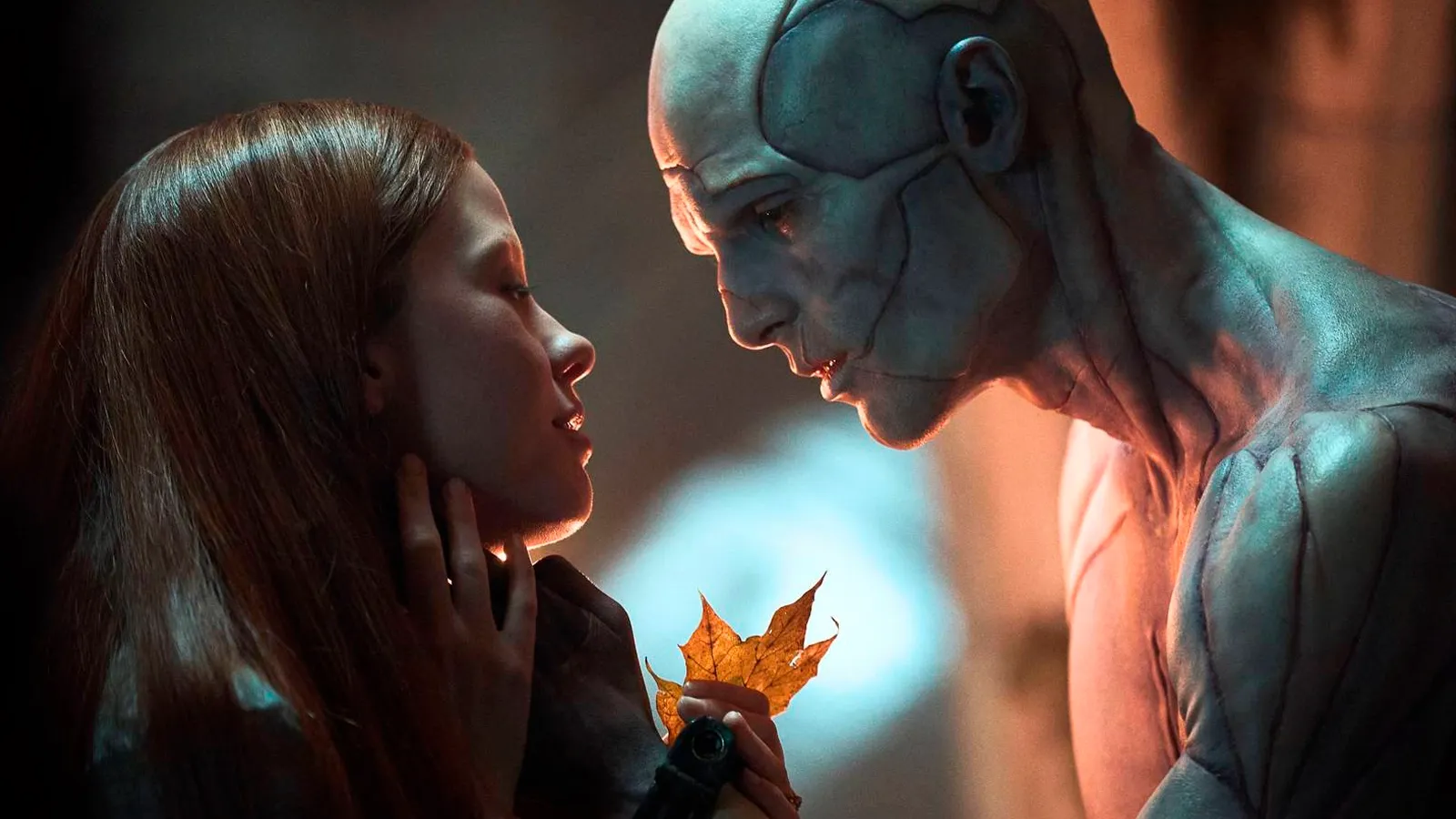 Frankenstein (2025), de Guillermo del Toro, apresenta um final emocional entre Victor e a Criatura, destacando perdão, responsabilidade e identidade.