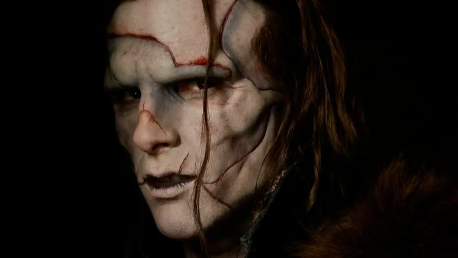 Frankenstein (2025), de Guillermo del Toro, apresenta um final emocional entre Victor e a Criatura, destacando perdão, responsabilidade e identidade.