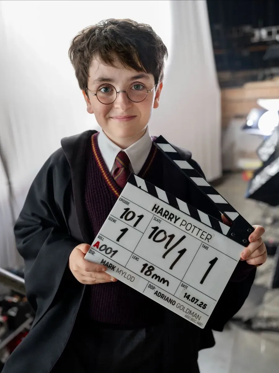 Série de Harry Potter da HBO começa filmagens no Reino Unido e confirma elenco principal, incluindo Dominic McLaughlin como Harry Potter.