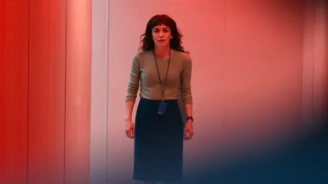 O episódio final da 2ª temporada de Ruptura desafia os fãs ao explorar temas complexos enquanto personagens fundamentais enfrentam a crueldade de Lumon.