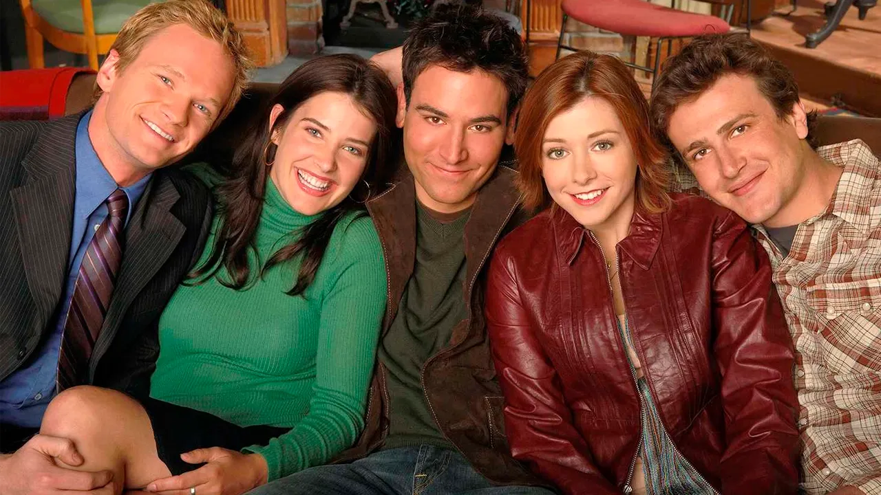 Josh Radnor lança podcast com cocriador de How I Met Your Mother e revisita série 11 anos após o fim; ator reflete sobre legado de Ted Mosby.