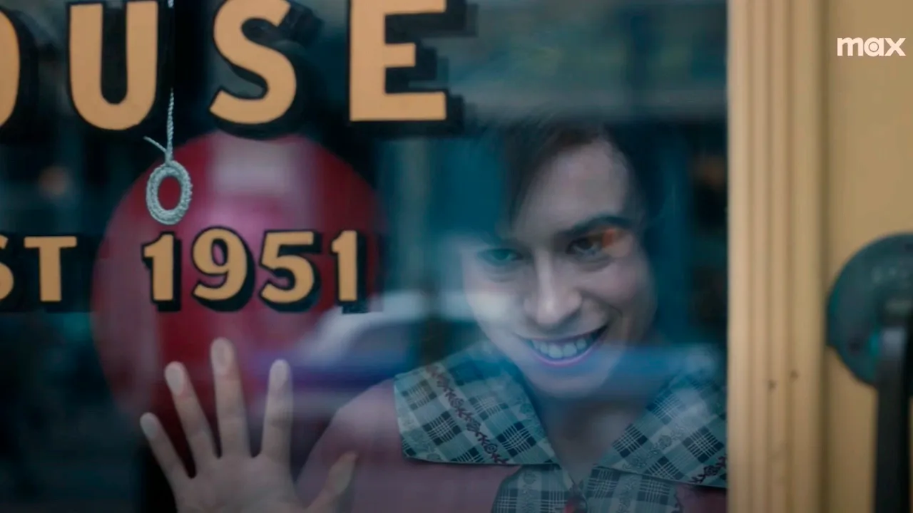 Série da HBO mostra como surgiu Pennywise, o palhaço de It. Estreia global será em 2025 no Max.
