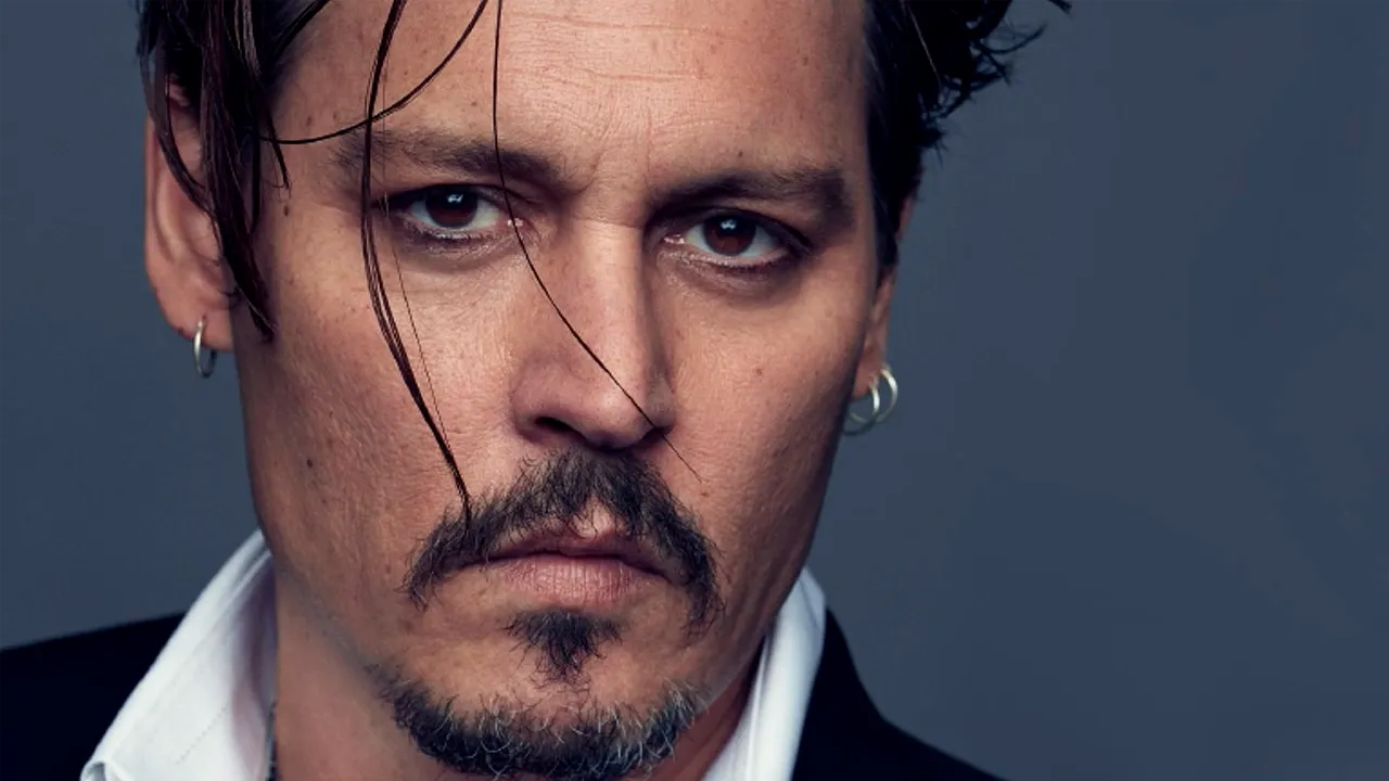 Johnny Depp aparece irreconhecível em imagem de Day Drinker, filme com Penélope Cruz e Madelyn Cline.