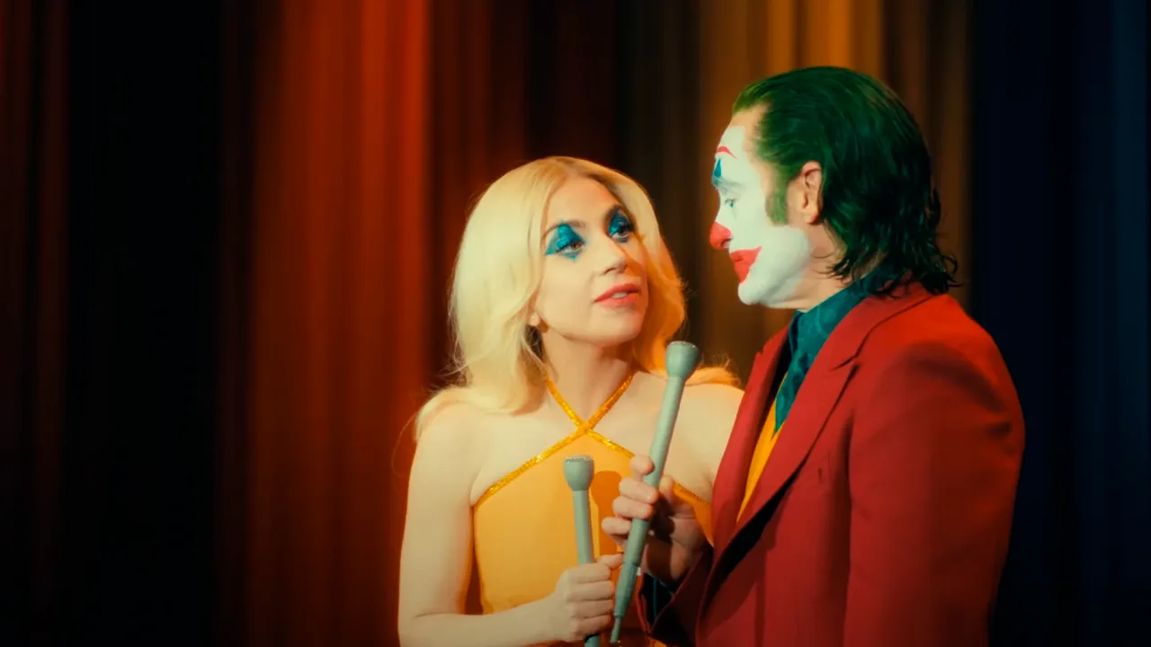 O novo trailer de Coringa: Delírio a Dois mostra como é bizarra e linda a história de amor entre Coringa e Arlequina.