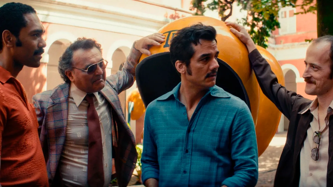 Premiado em Cannes, O Agente Secreto de Kleber Mendonça Filho estreia em 6 de novembro nos cinemas brasileiros.