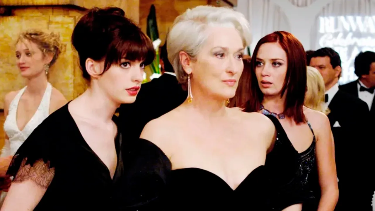 Sequência de O Diabo Veste Prada começa filmagens com Anne Hathaway, Meryl Streep e Emily Blunt. História mostrará crise editorial na revista Runway.
