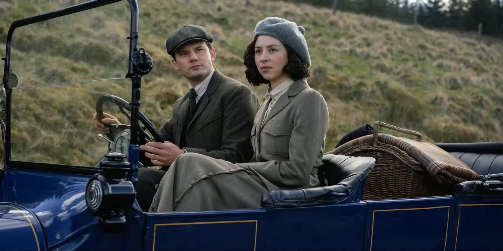 Prequela de Outlander estreia em 8 de agosto, explorando os romances dos pais de Jamie e Claire com novos conflitos e dramas históricos.