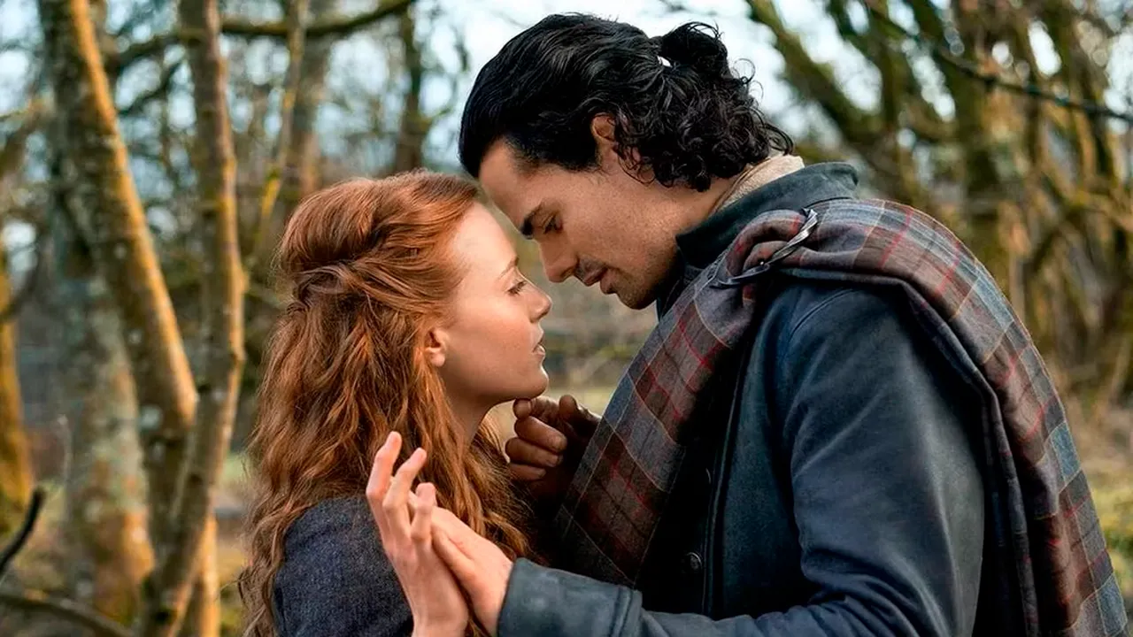 Prequela de Outlander estreia em 8 de agosto, explorando os romances dos pais de Jamie e Claire com novos conflitos e dramas históricos.