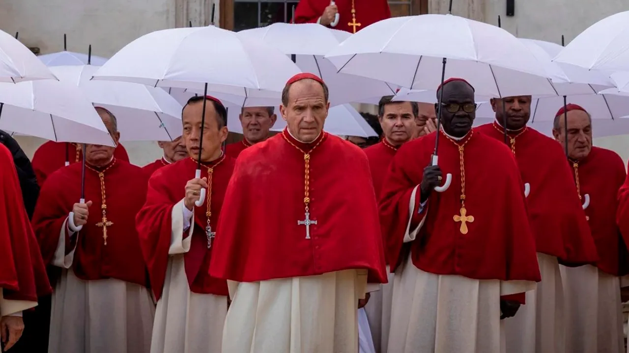 A morte do Papa Francisco em 21 de abril de 2025 provocou um aumento expressivo na audiência do filme Conclave, lançado em 2024.