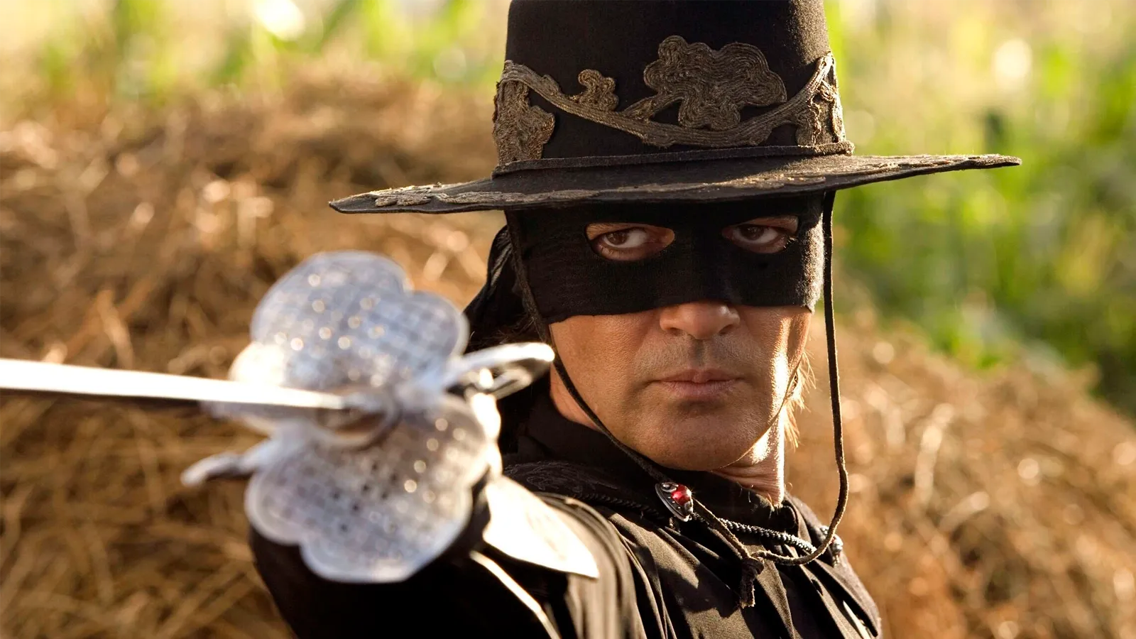 A Marca do Zorro completa 105 anos e reafirma sua influência direta no cinema, nos quadrinhos e na construção do conceito moderno de super-herói.