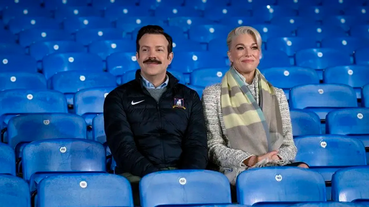 Após meses de especulação, a Apple TV+ confirmou oficialmente que Ted Lasso retornará para uma 4ª temporada.