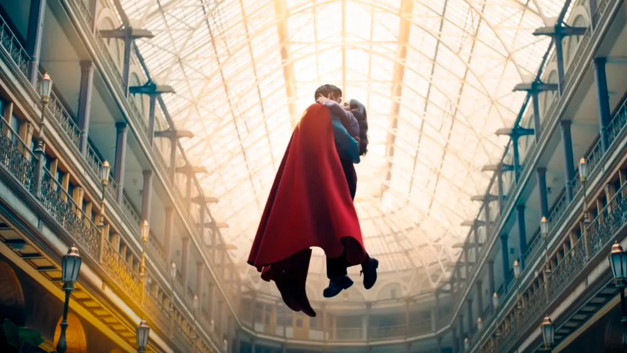 Novo trailer de Superman mostra David Corenswet no papel principal e destaca abordagem inédita do romance entre Clark e Lois.