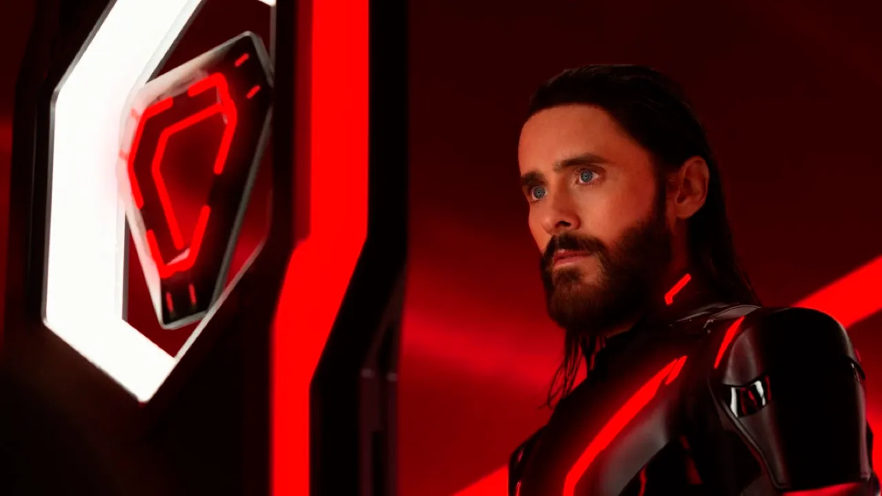 Tron: Ares ganha novo trailer com foco em Jared Leto e estreia marcada para 20 de outubro nos cinemas. Filme será canônico com os anteriores.