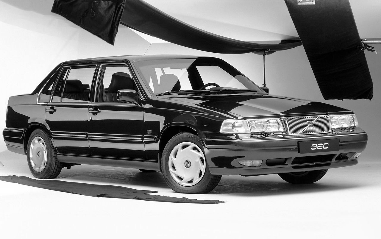 Criador de Ruptura, explica o uso de carros antigos na série. Escolha reforça o controle corporativo e a ambiguidade do universo da série.
