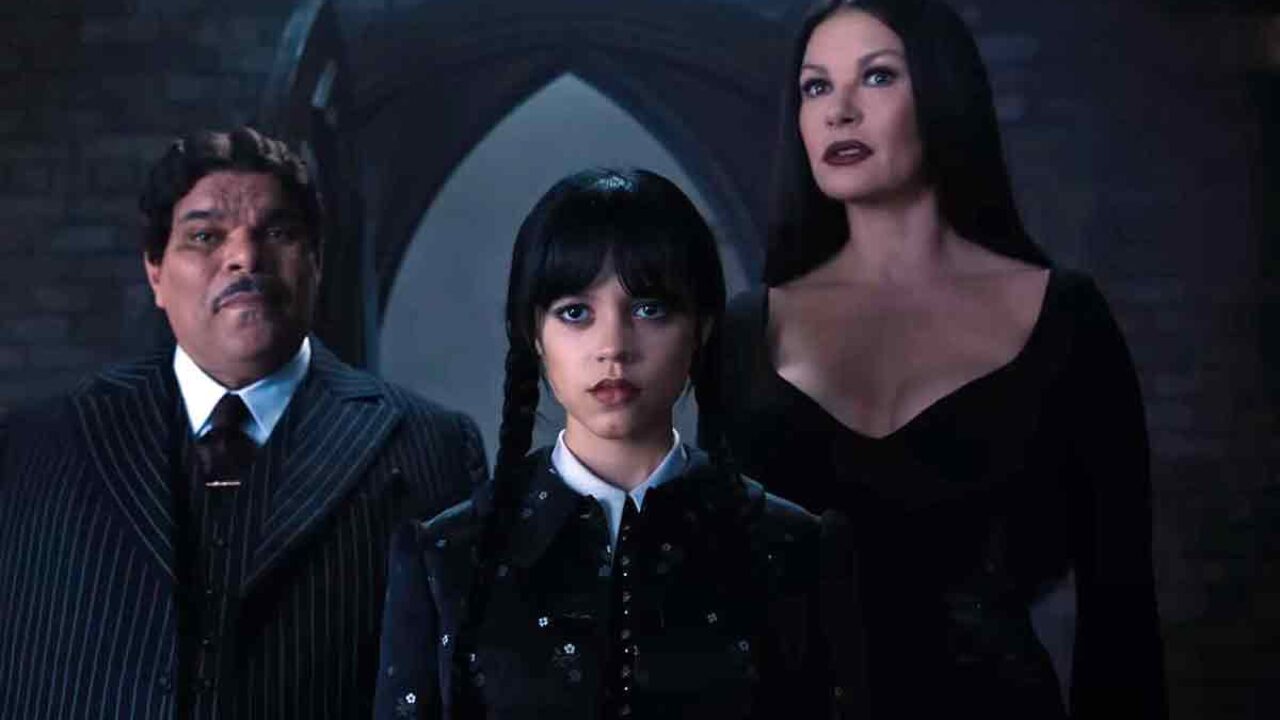 Enquanto os fãs aguardam a estreia da segunda temporada de Wandinha, Jenna Ortega revelou novos detalhes sobre os episódios inéditos.